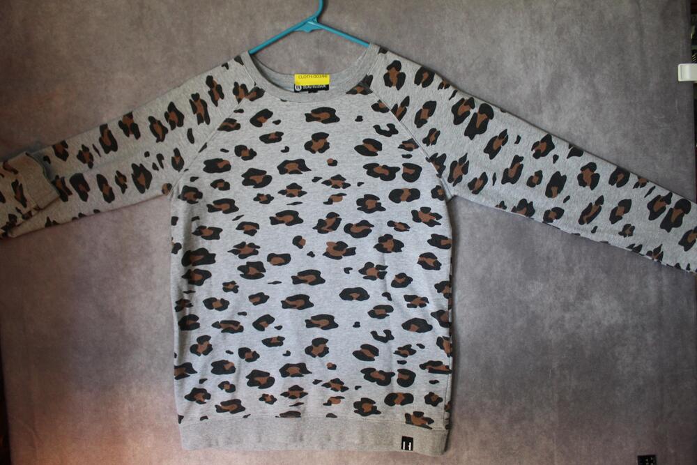 Beau Hudson Sweatshirt Womens XS Gray Leopard Animal Print Crew Neck Pullover